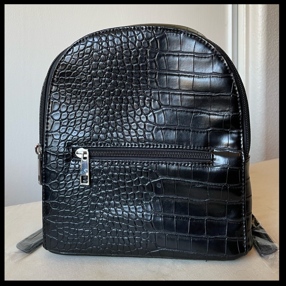 Forever 21 mini black backpack new never used. In great condition.